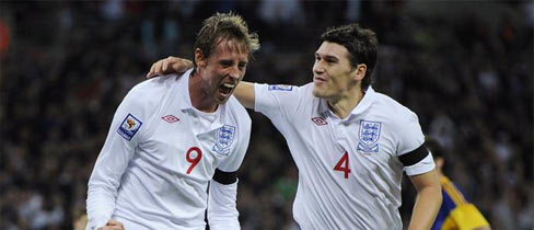 Gareth Barry congratulates England's opening goalscorer Peter Crouch
